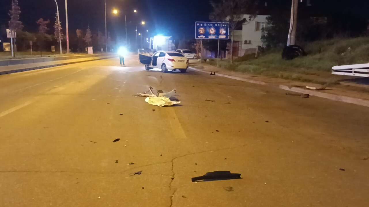 Otomobil çekiciye çarptı! Araçtan fırlayan kadın sürücü öldü 3